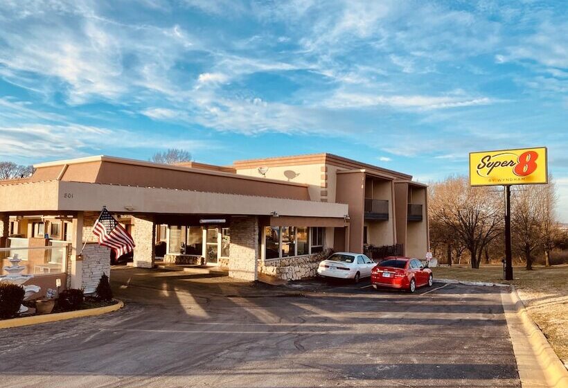 Отель Super 8 By Wyndham Lawrence Ku