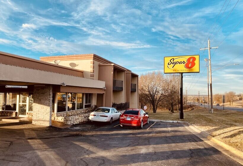 Отель Super 8 By Wyndham Lawrence Ku