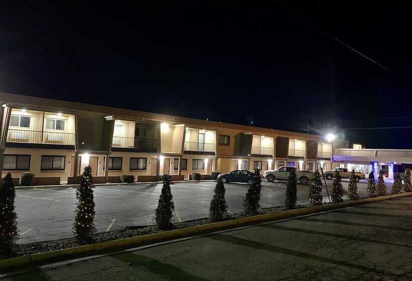 Отель Super 8 By Wyndham Lawrence Ku