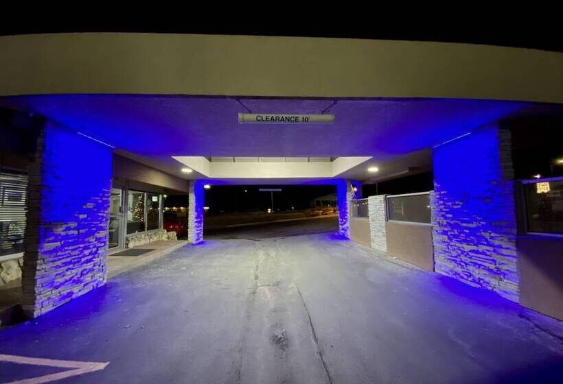 Отель Super 8 By Wyndham Lawrence Ku