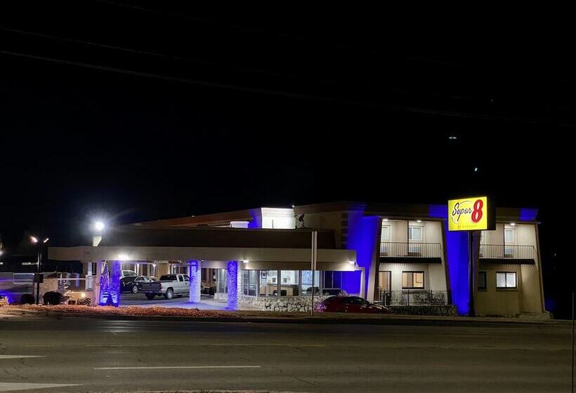 Отель Super 8 By Wyndham Lawrence Ku