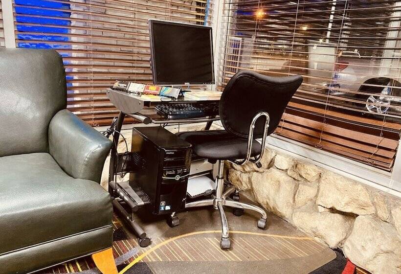 호텔 Super 8 By Wyndham Lawrence Ku