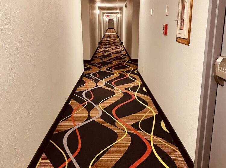 Отель Super 8 By Wyndham Lawrence Ku