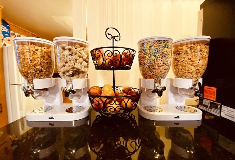 Отель Super 8 By Wyndham Lawrence Ku