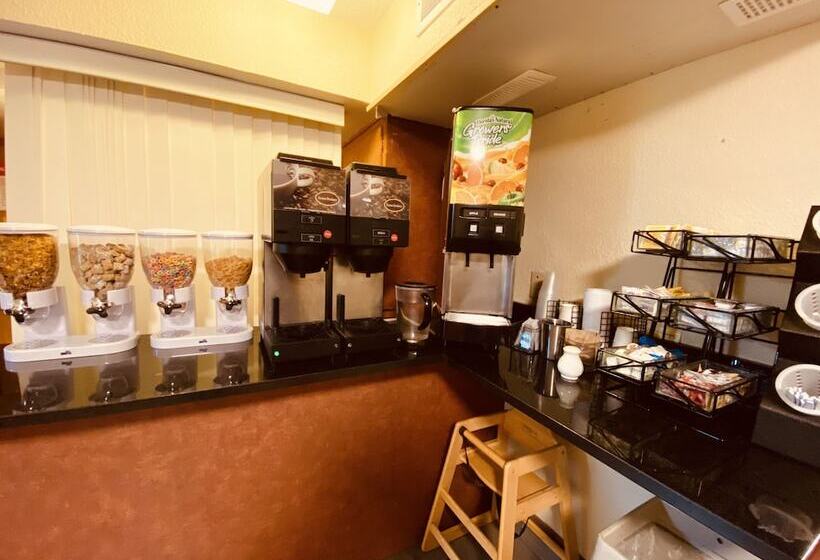 호텔 Super 8 By Wyndham Lawrence Ku