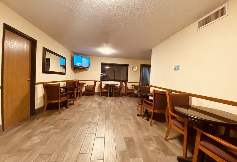 Отель Super 8 By Wyndham Lawrence Ku