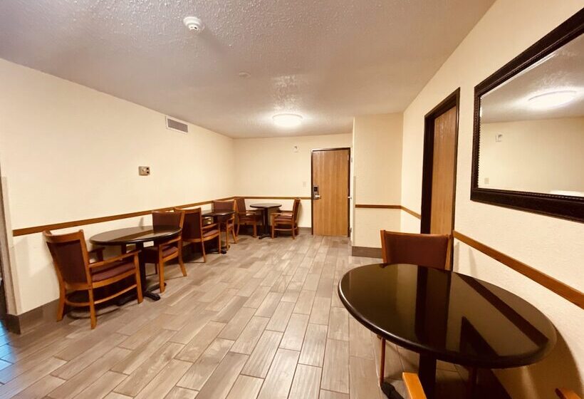 Отель Super 8 By Wyndham Lawrence Ku