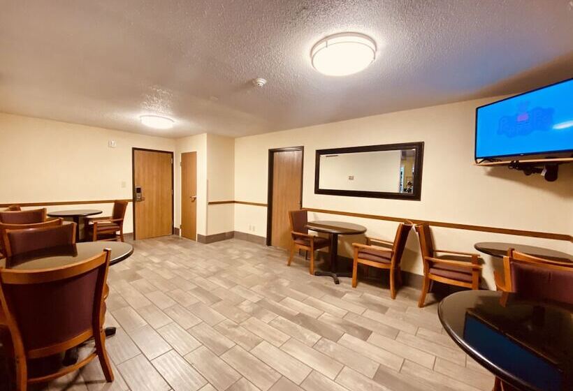 Отель Super 8 By Wyndham Lawrence Ku