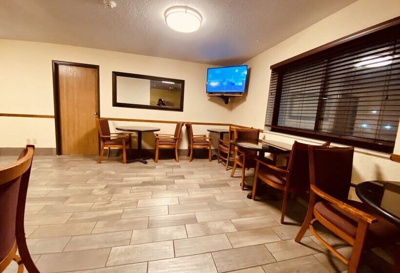 Отель Super 8 By Wyndham Lawrence Ku