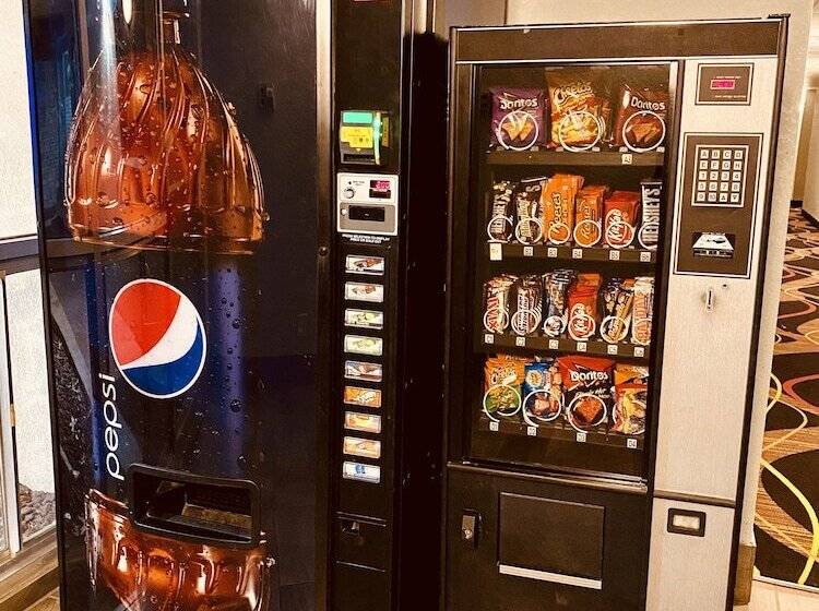 Отель Super 8 By Wyndham Lawrence Ku