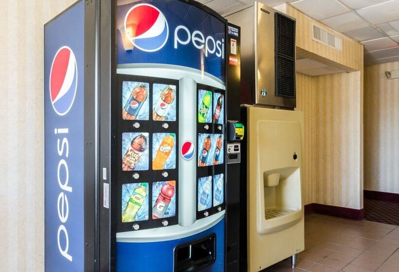 Отель Super 8 By Wyndham Lawrence Ku