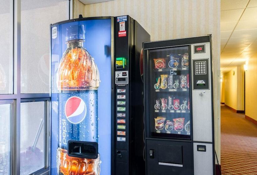 Отель Super 8 By Wyndham Lawrence Ku