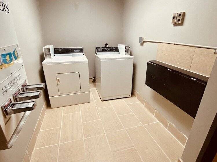 호텔 Super 8 By Wyndham Lawrence Ku