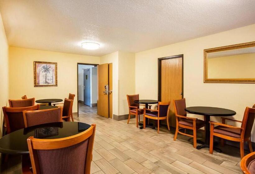 Отель Super 8 By Wyndham Lawrence Ku