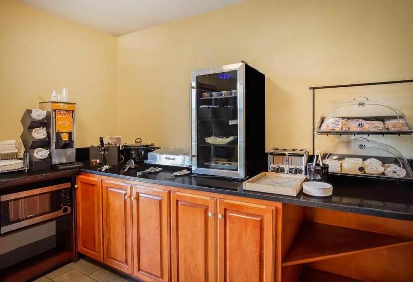 Отель Super 8 By Wyndham Lawrence Ku