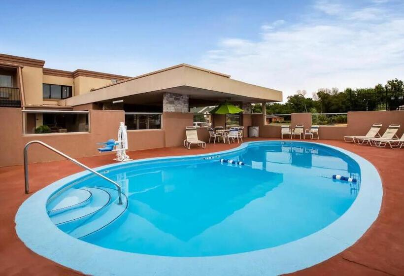 Отель Super 8 By Wyndham Lawrence Ku