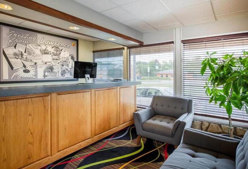 Отель Super 8 By Wyndham Lawrence Ku