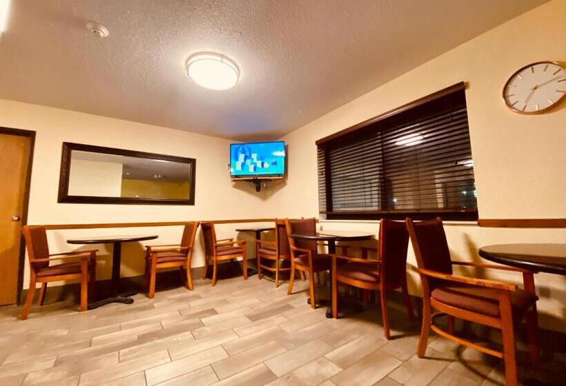 Отель Super 8 By Wyndham Lawrence Ku