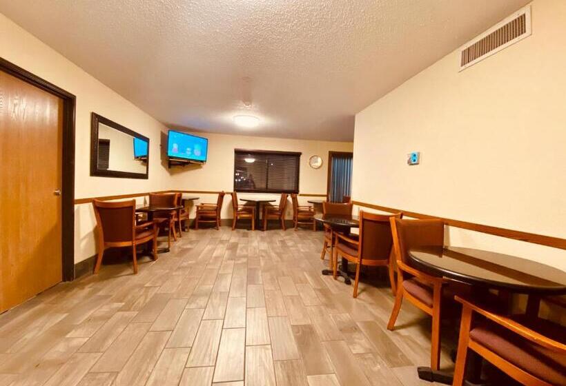 Отель Super 8 By Wyndham Lawrence Ku