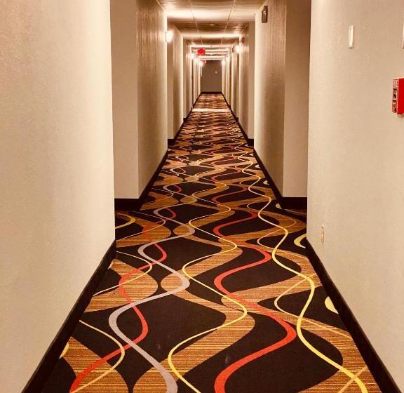 Отель Super 8 By Wyndham Lawrence Ku