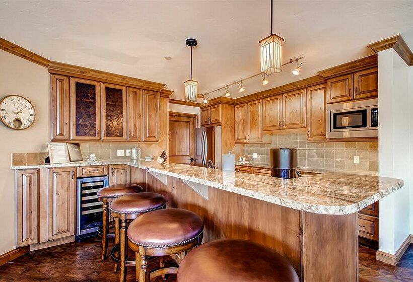 Отель Vail Spa Condominiums By East West Destination Hospitality
