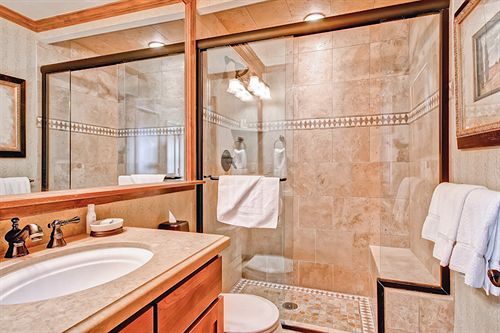 Отель Vail Spa Condominiums By East West Destination Hospitality