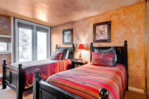 Отель Vail Spa Condominiums By East West Destination Hospitality