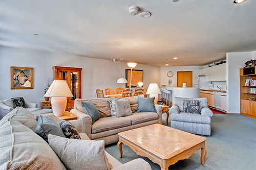 Отель Vail Spa Condominiums By East West Destination Hospitality