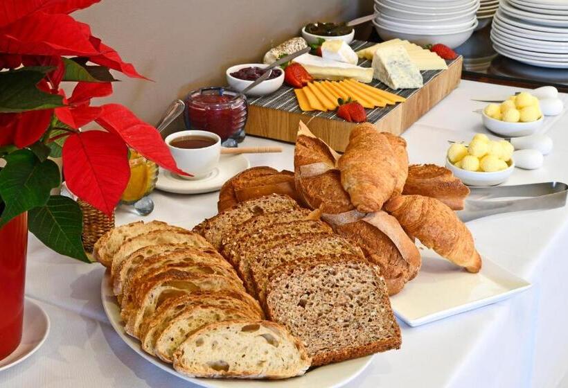 تختخواب و صبحانه The Coach House