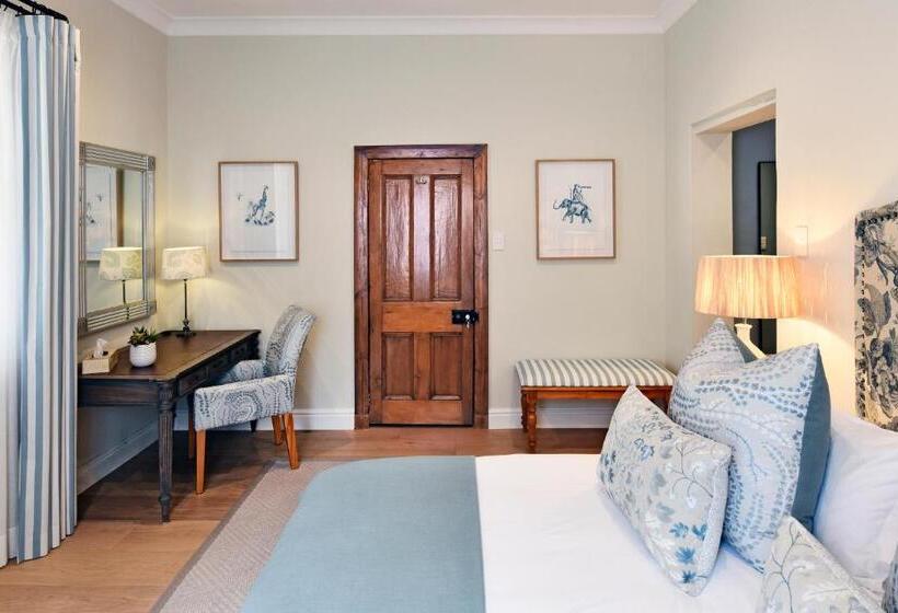 تختخواب و صبحانه The Coach House