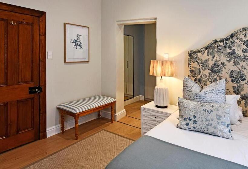 تختخواب و صبحانه The Coach House