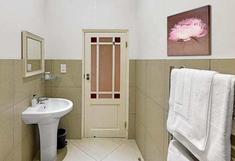 تختخواب و صبحانه The Coach House