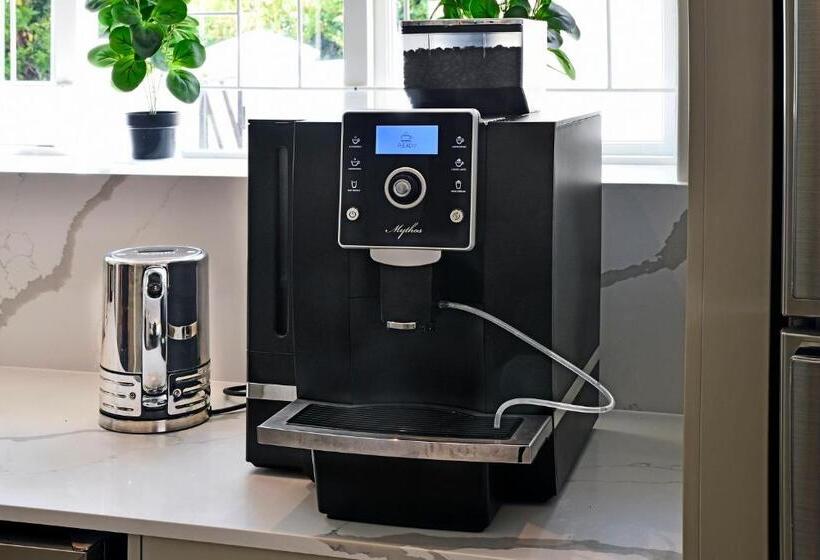 تختخواب و صبحانه The Coach House