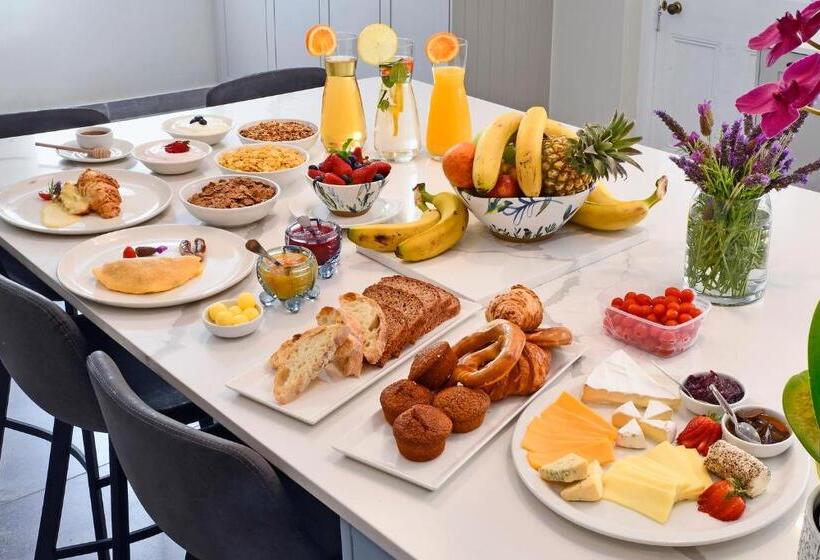 تختخواب و صبحانه The Coach House