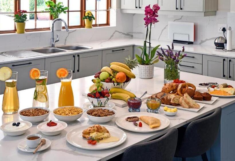 تختخواب و صبحانه The Coach House