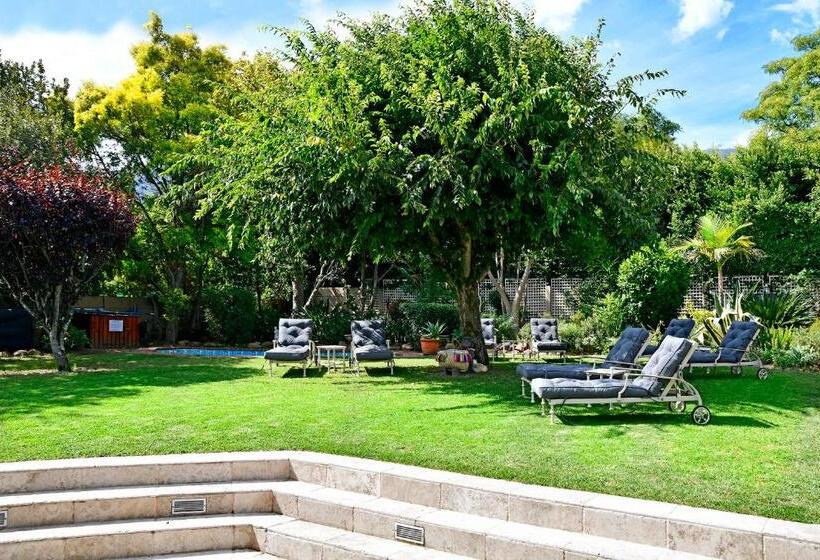 تختخواب و صبحانه The Coach House