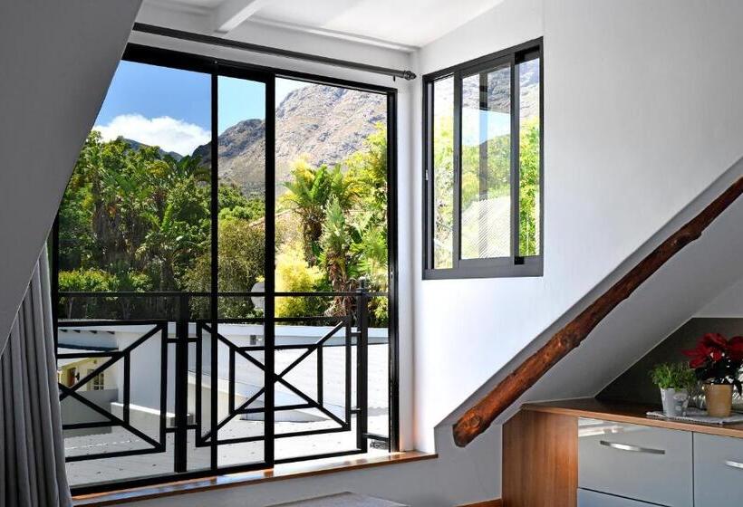 تختخواب و صبحانه The Coach House