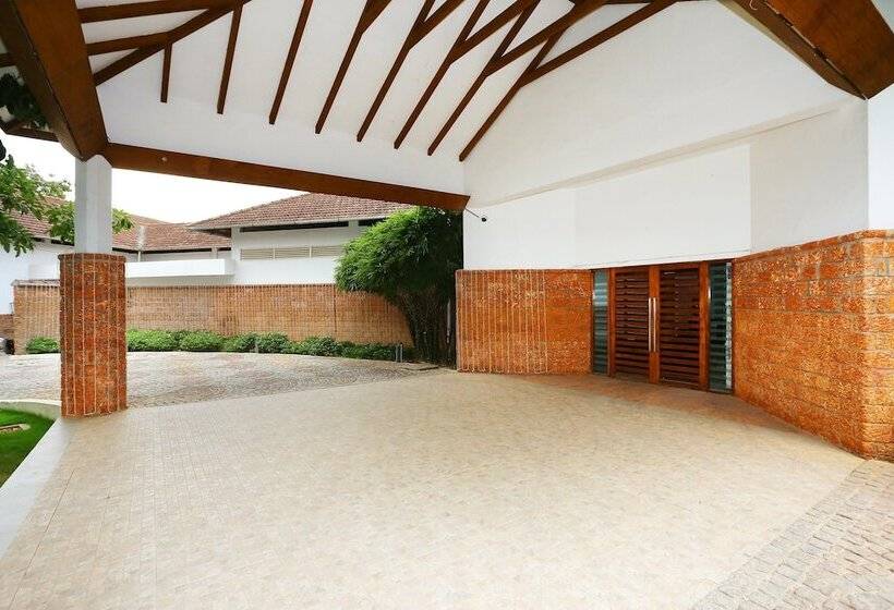 호텔 Capital O 29855 Island Inn