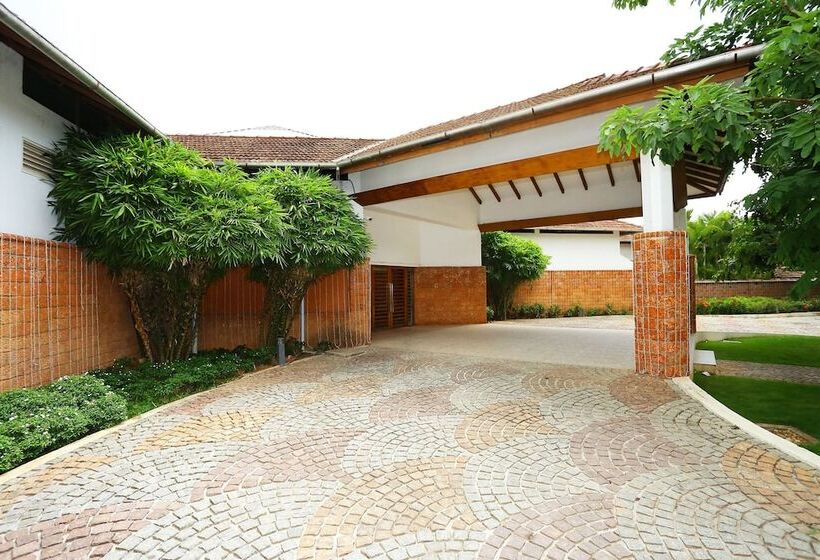 호텔 Capital O 29855 Island Inn