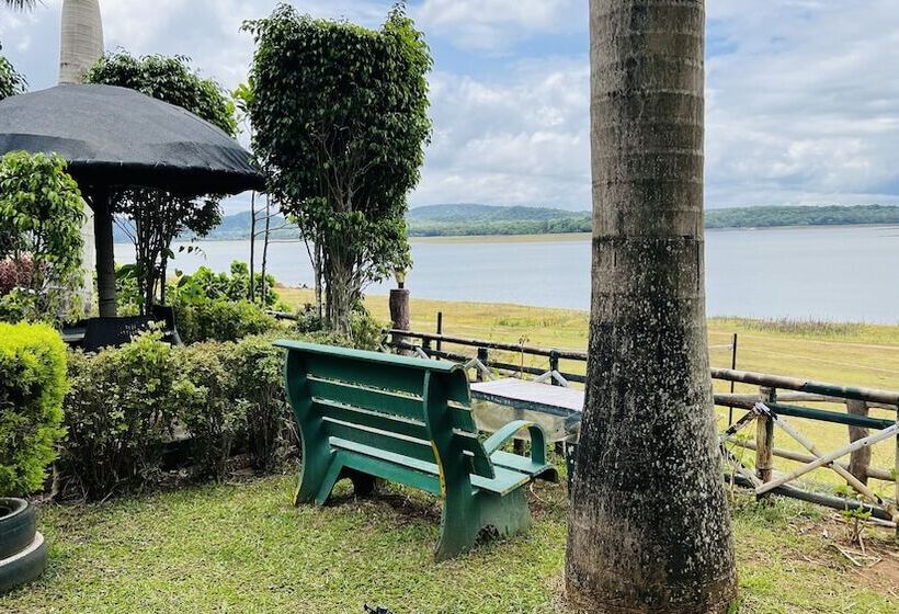 בית מלון כפרי Coorg Jungle Camp Backwater Resort