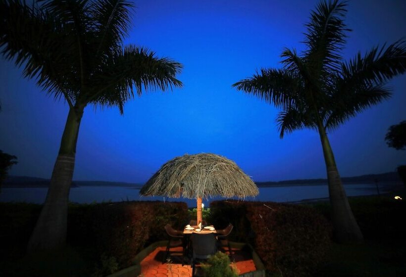 בית מלון כפרי Coorg Jungle Camp Backwater Resort