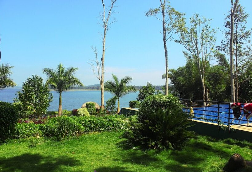 בית מלון כפרי Coorg Jungle Camp Backwater Resort
