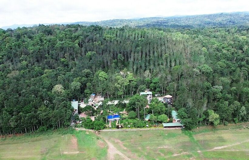 בית מלון כפרי Coorg Jungle Camp Backwater Resort