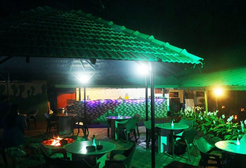 בית מלון כפרי Coorg Jungle Camp Backwater Resort