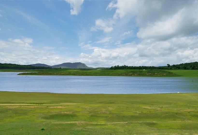 בית מלון כפרי Coorg Jungle Camp Backwater Resort