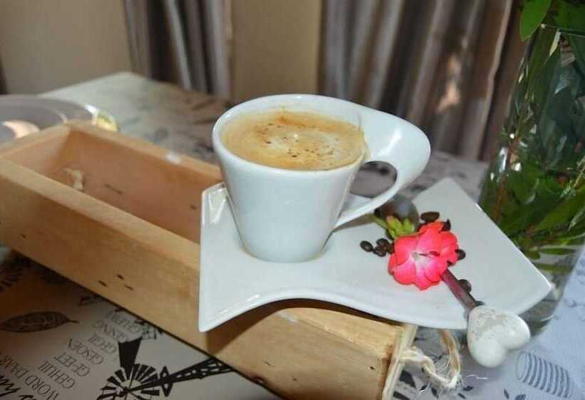 Отель Ladybrand Khaya Farm Lodge