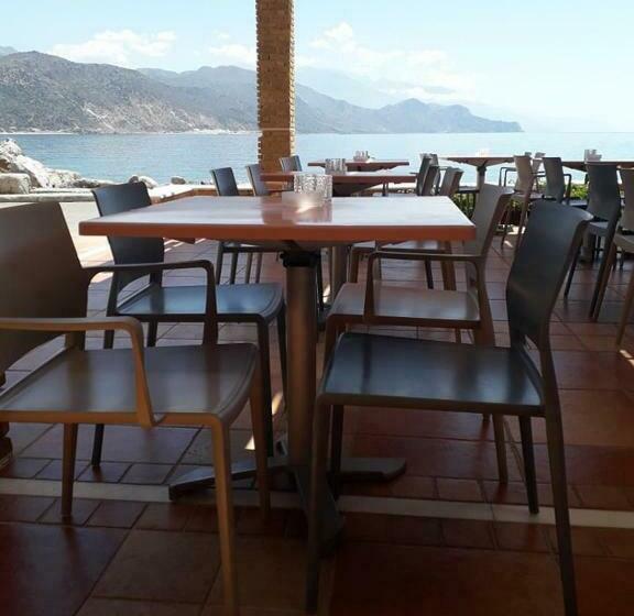 ホテル On The Rocks