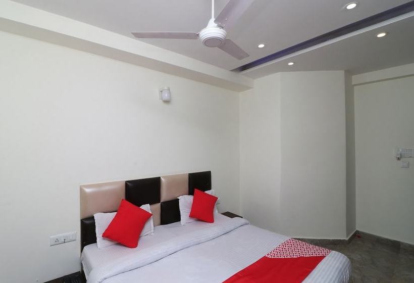 ホテル Paras By Oyo Rooms