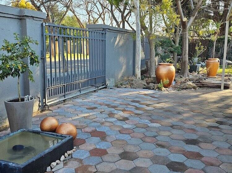 פנסיון 51 On Church Guesthouse