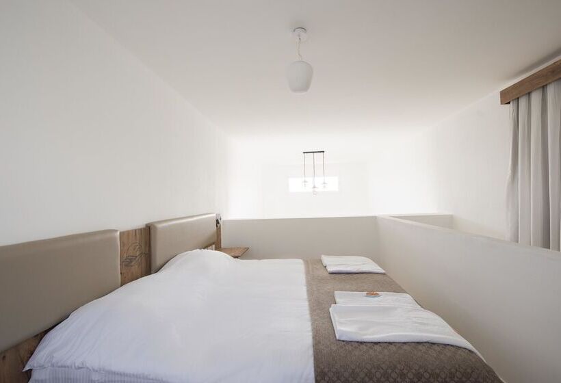 Deniz Airport Suites